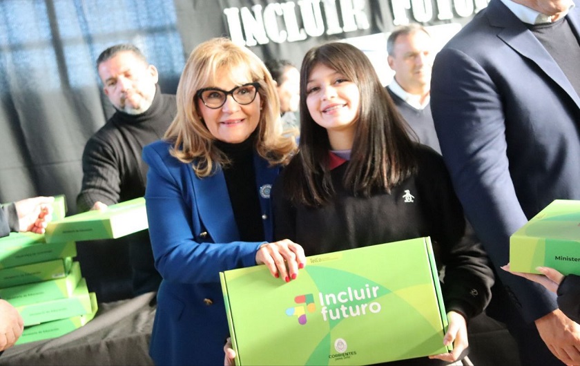 El Gobierno entregó 895 notebooks y valoró que la educación pública brinda oportunidades de construir futuro