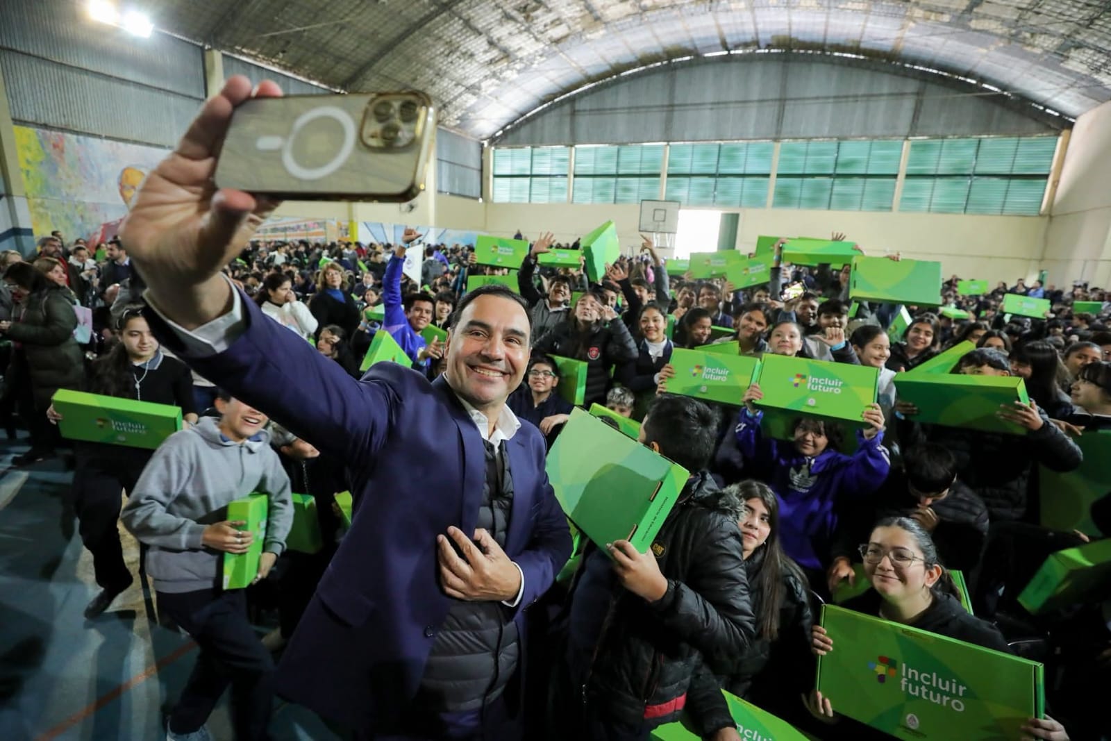 Valdés entregó más de 800 netbooks de Incluir Futuro a alumnos de Capital