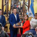 Valdés entregó reconocimientos a docentes destacados de toda la provincia