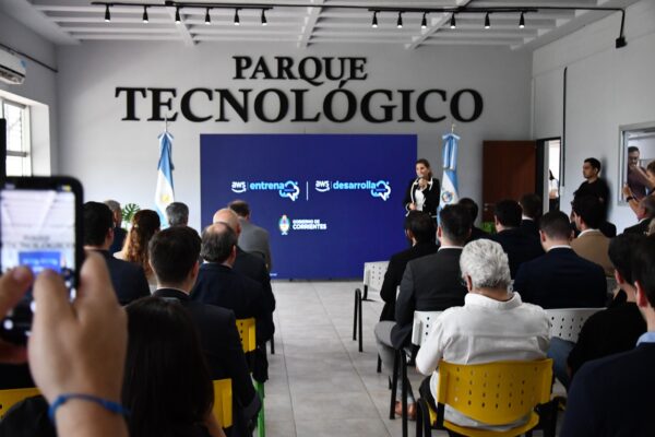 Con la UNNE como actor del desarrollo tecnológico, el gobierno firmó un acuerdo con Amazon