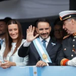 Multitudinario desfile en la Costanera: una postal de celeste y blanco