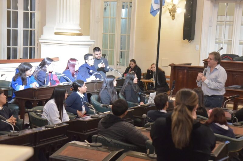 El recinto legislativo se transformó en un aula de liderazgo