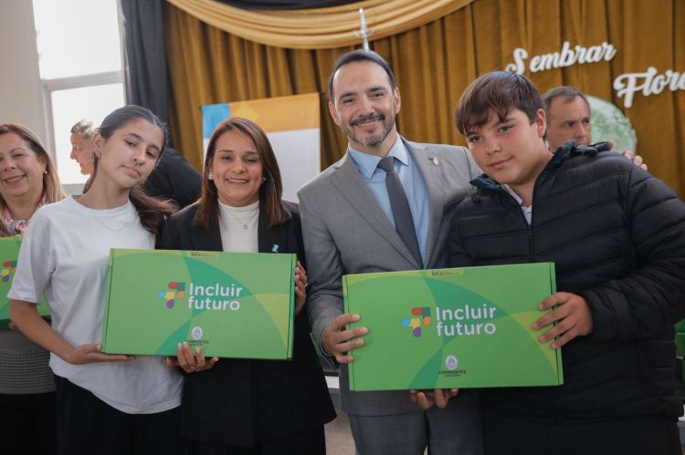 En Bonpland, Juan Pablo Valdés inauguró escuela y entregó notebooks