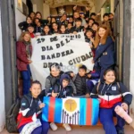 Alumnos de la Escuela N° 368 rindieron homenaje a la Bandera de la Ciudad