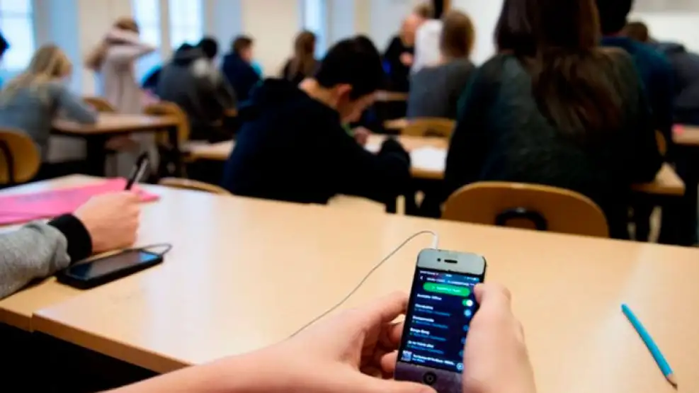 Chaco aprobó una ley que restringe el uso de celulares en escuelas públicas y privadas
