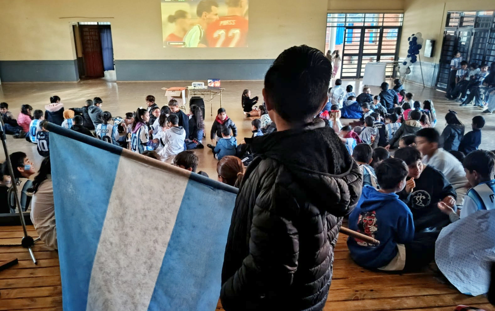 Con el corazón albiceleste: el tierno saludo de los niños misioneros a Messi