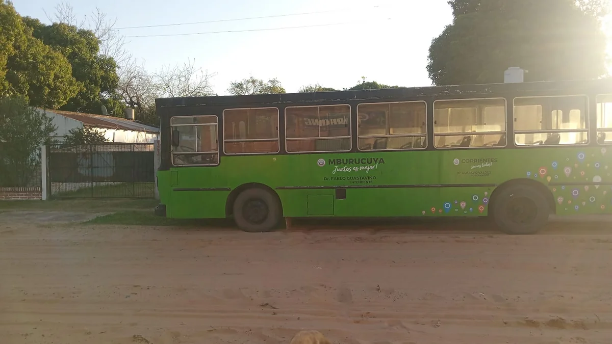Un municipio de Corrientes recuperó un colectivo escolar abandonado en un taller