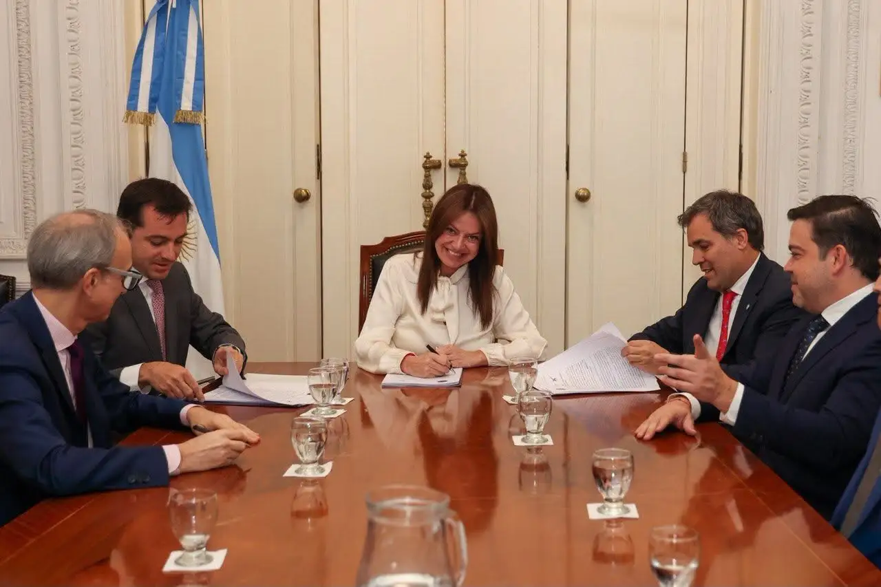 Capital Humano, ENACOM y Starlink firmaron un acuerdo para conectar 6.000 colegios rurales
