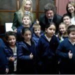 Milei encabezó un acto por el día del maestro y distinguió a alumnos por su desempeño escolar