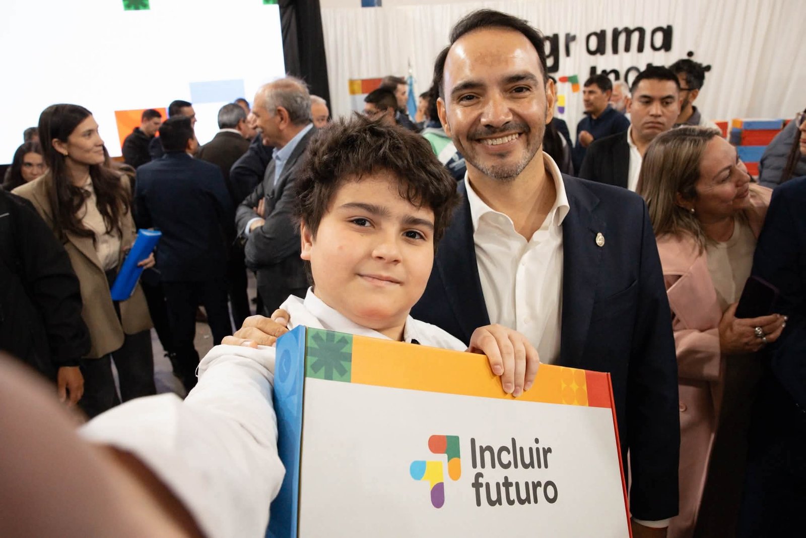 En Virasoro, Valdés entregó más de 600 notebooks a siete escuelas secundarias