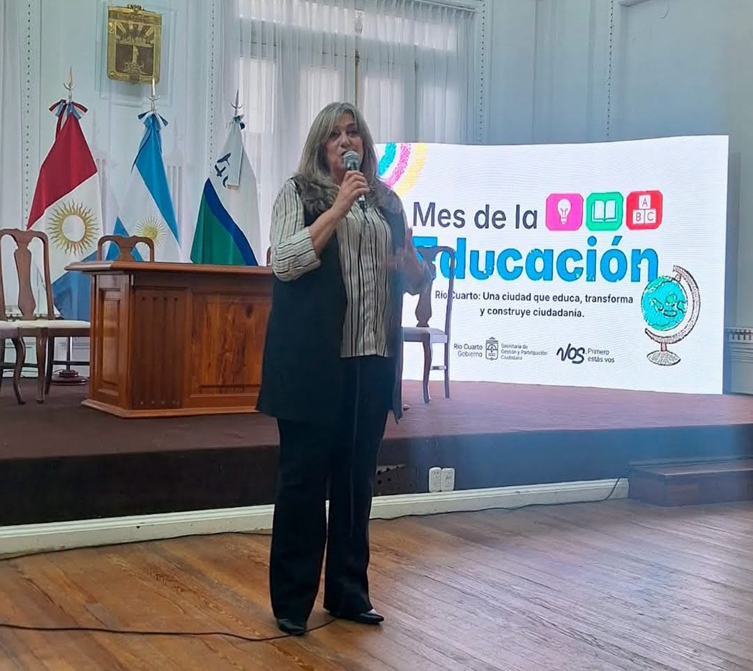 Presentación de la revista EFI en el mes de la educación de Río Cuarto
